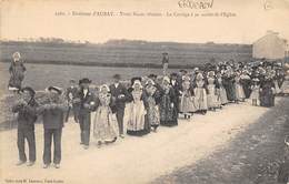 Erdeven        56     Cortège Des Trois Noces Réunies A La Sortie De L'église       (Voir Scan) - Erdeven