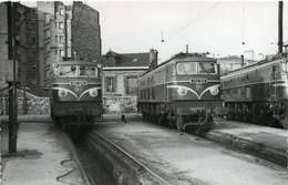 040220A TRANSPORT TRAIN CHEMIN DE FER - PHOTO BREHERET Années 1950 - 75 PARIS Gare De LYON 2D2 9102 2D2 9101 - Stations, Underground