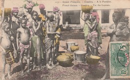 CONAKRY   GUINEE FRANCAISE     A La Fontaine   SUP PLAN  1907 PAS COURANT - Guinée Française
