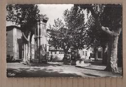 CPSM 84 - BEDARRIDES - Place Du Quatre-Septembre - TB PLAN CENTRE VILLAGE FONTAINE MAGASINS ANIMATION - Bedarrides