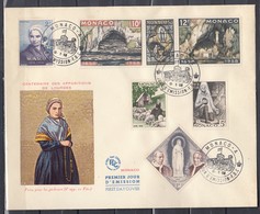 First Day Cover Van Monaco Jour D'Emission Centenaire Des Apparitions De Lourdes (988) - Covers & Documents