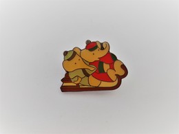 PINS BABAR EN LUGE  / Signé BABAR CHARACTERS FERRIER / 33NAT - BD