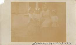Foto Snaaskerke Snaeskerke 21-9-1919  Gistel Moeder Met Drieling Drie Dochters  Afm 11 X 6,5 Cm Hoekje Af! M 1981 - Gistel