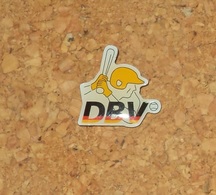 GERMANY BASEBALL SOFTBALL FEDERATION PIN – DEUTSCH - DEUTSCHLAND - Habillement, Souvenirs & Autres