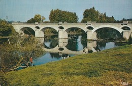 LUSSAC-LES-CHÂTEAUX. - Le Pont Sur La Vienne. CPM Dentelée - Lussac Les Chateaux