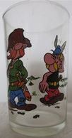 Collection Astérix Verre 1968  Astérix Et Gaulois Prenant La Pose De Napoléon - Art De La Table