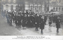 CARTE POSTALE PHOTO ORIGINALE ANCIENNE : LES FUNERAILLES DE LEOPOLD II ROI DES BELGES DU PALAIS DU ROI AU CHAR FUNEBRE - Königshäuser