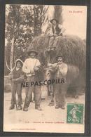 La Lozere   Groupe De Paysans  Lozeriens  / 1910  /vache / Fourche - Autres & Non Classés