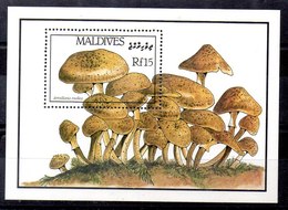 Maldivas Hoja Bloque Nº Yvert 128 ** SETAS (MUSHROOMS) - Maldives (...-1965)