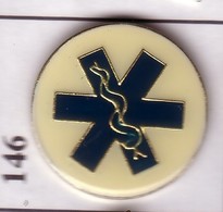 R146 Pin's PHARMACIE LABORATOIRE Samu Ambulances Caducée Achat Immédiat - Geneeskunde