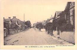 44 - LA BERNERIE : La Rue De Pornic - CPSM Sépia Village ( 2.830 Habitants ) - Loire Atlantique - La Bernerie-en-Retz