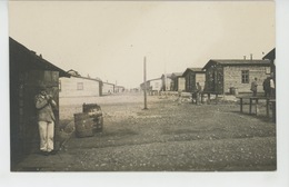 GUERRE 1914-18 - ALLEMAGNE - CAMP DE PRISONNIERS DE HAMMELBURG - Carte Photo Du Camp Avec Prisonniers - Hammelburg
