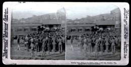 RARE  PHOTO VÉRITABLE STEREOSCOPIQUE EN 1902- VISITE DU PRINCE HENRY- ARRIVÉE A LA GARE- TRES ANIMÉ - Cartes Stéréoscopiques