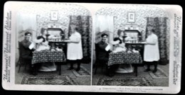 RARE  PHOTO VÉRITABLE STEREOSCOPIQUE AVANT 1900-HUMOUR-  MARIE SERVANT LES POMMES DE TERRE EN "ROBE DE CHAMBRE" - Cartes Stéréoscopiques