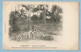 BA0326  CPA   (BENIN - Dahomey)   Vannier Indigène  -  Tresseur De Branches De Palmier Pour Couvrir Les Cases  ++++ - Benin