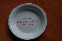 C Tobacco Ashtray Tabak Aschenbecher Tabaco Cenicero Posacenere Cinzeiro Tabak Asbak Palace George V Paris Année 60 - Porcelaine