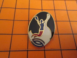 120 Pin's Pins / Belle Qualité Et Rare / THEME SPORTS / TENNIS CLUB TIMIDE QUI NE VEUT PAS DIRE SON NOM - Tennis