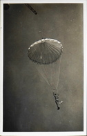 CPA. Carte-Photo - Aviation > Parachutisme > Saut D'Eléve Parachutiste De L'Ecole D'ISTRES - TBE - Parachutting