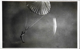 CPA. Carte-Photo - Aviation > Parachutisme > Saut D'Eléve Parachutiste De L'Ecole D'ISTRES - TBE - Paracadutismo