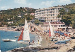 83 - Le Rayol : La Plage Et L'Hotel Bailli De Suffen. - Rayol-Canadel-sur-Mer