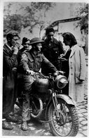 Photo Interview D'un Motocycliste Anglai, A English Motorcyclist Is Interviewed - Veicoli