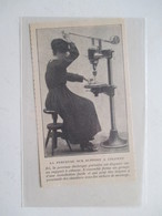 Ouvrière Et Sa Perceuse à Colonne électrique Portative    -  Coupure De Presse De 1920 - Andere Toestellen
