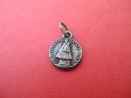 Mini Médaille Religieuse Ancienne/Notre Dame De La Fontaine/ Sainte/Chapelle/ Bronze Nickelé /Fin  XIXéme         CAN570 - Godsdienst & Esoterisme