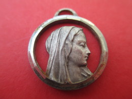 Médaille Religieuse Ancienne/Sainte Bernadette/Grotte De Lourdes/Bronze Nickelé Découpé Et Biseauté / Vers 1920   CAN578 - Godsdienst & Esoterisme