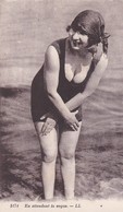 MODE . Jeune Femme En MAILLOT DE BAIN 1900 "En Attendant La Vague " Beau Gros Plan - Moda