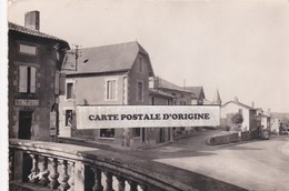 87 - MEZIERES SUR ISSOIRE - CENTRE DU BOURG - ROUTE DE CONFOLENS - Meziere Sur Issoire