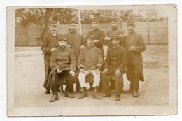 Militaria --guerre 14- 18 -- Carte-photo   Groupe De Soldats  --  Au Verso Gr Nicolas  ( à Identifier ) - Characters