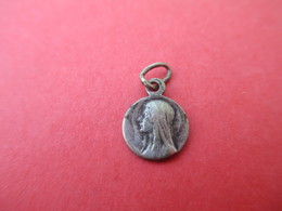 Mini- Médaille Religieuse Ancienne/Sainte Bernadette / Grotte De Lourdes/Bronze Nickelé/début XXéme CAN601 - Godsdienst & Esoterisme