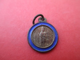 Mini- Médaille Religieuse Ancienne/Notre Dame  Reginae PPN/Vierge à L'Enfant/Cuivre/origine à Déterminer/XIXéme CAN603 - Religión & Esoterismo