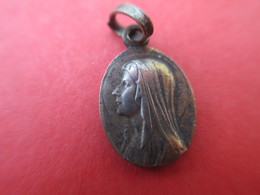 Mini- Médaille Religieuse Ancienne/Sainte Vierge/Grotte De Lourdes/Bronze Nickelé/Fin XIXéme        CAN606 - Religión & Esoterismo