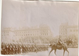Photo Vers 1900 LYON - Place Bellecour, Une Revue Militaire, Zouaves (A219, Ww1, Wk 1) - Lyon 2