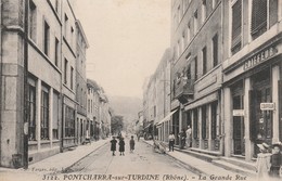 Rare Cpa Pontcharra Sur Turdine La Grande Rue Animée Avec Coiffeur - Pontcharra-sur-Turdine