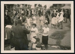 Cca 1932 Kinszki Imre (1901-1945) Budapesti Fotóművész Hagyatékából Jelzés Nélküli Vintage Fotó (Vásári Kavalkád), 4,3x6 - Autres & Non Classés