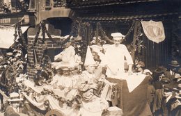 Delcampe - CARTE  PHOTO SEPIA COSTUME DE CARNAVAL PATISSIER  MUSIQUE  ACCORDEON / ENFANTS CHAR  état Impeccable - Musik