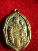 Petite -Médaille Religieuse Ancienne/Médaille De Baptéme ?/ Eglise / à Déterminer/Cuivre/ XXéme    CAN825 - Religion &  Esoterik