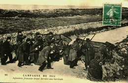 Guerre 14/18   Militaires  Infanterie Française  Tirant Derrière Une Barricade - War 1914-18