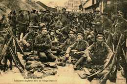 Guerre 14/18 Militaires    Infanterie Anglaise Dans Un Village Français - War 1914-18