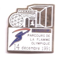 CC303 Pin's ALBERTVILLE LA POSTE 14 Décembre 1991 Arc Triomphe Défense Achat Immédiat - Wintersport