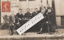 LA FERE  - Louis ...et Ses Amis Posant En 1910 à La Terrasse D'un Café    ( Carte Photo ) - Other & Unclassified