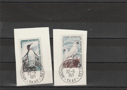 TAAF Yvert 13A + 17 Oblitéré Sur Fragment Archipel Des Kerguelen 22/6/1971 - Oiseau Manchot - Used Stamps