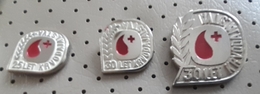 RED CROSS Slovenia 25 & 30 Years Blood Donation Pins - Geneeskunde