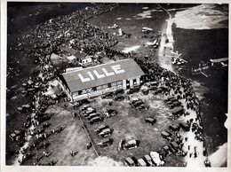 Photo Aérienne De L' Aérodrome De Lille Année 1932,format 18/24 Signée Au Dos Avec Tampon. - Aviazione