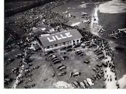 Photo Aérienne De L' Aérodrome De Lille Année 1932,format 18/24 Signée Au Dos Avec Tampon. - Aviazione