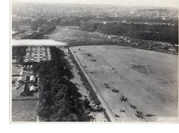 Photo Aérienne De L' Aérodrome Du Bourget Années 1930,format 18/24 Signée Au Dos Avec Tampon. - Aviazione