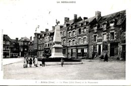 N°3898 T -cpa Athis -la Place Et Le Monument- - Athis De L'Orne