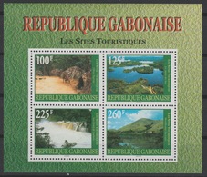 Gabon Gabun 2000 Mi. Bl. 104 Les Sites Touristiques Tourism Tourisme Tourismus Village Pygmée Lacs Mont-Brazza RARE ! - Gabón (1960-...)